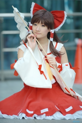 hakurei reimu by kishigami hana
touhou cosplay pictures  