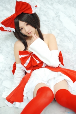 hakurei reimu by kishigami hana
touhou cosplay pictures  