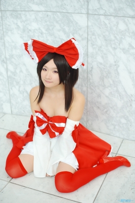 hakurei reimu by kishigami hana
touhou cosplay pictures  