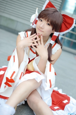 hakurei reimu by kishigami hana
touhou cosplay pictures  