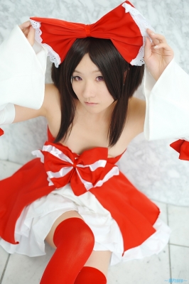 hakurei reimu by kishigami hana
touhou cosplay pictures  