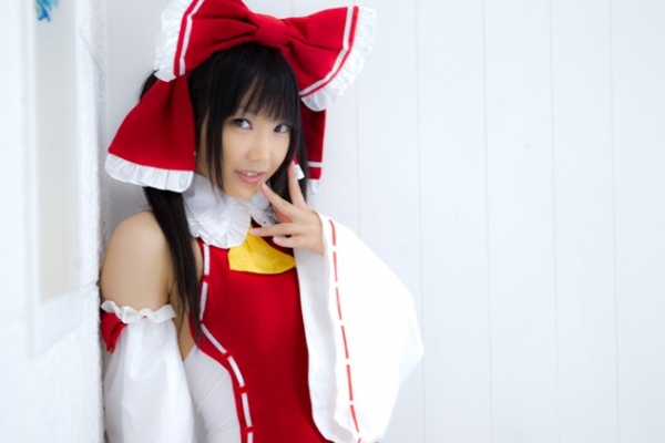 hakurei reimu by lenfried
touhou cosplay pictures  