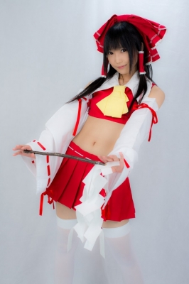 hakurei reimu by lenfried
touhou cosplay pictures  