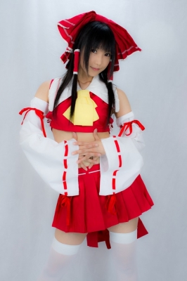 hakurei reimu by lenfried
touhou cosplay pictures  