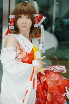 hakurei reimu by maropapi
touhou cosplay pictures  