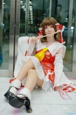 hakurei reimu by maropapi
touhou cosplay pictures  