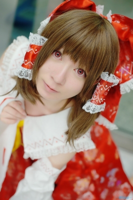 hakurei reimu by maropapi
touhou cosplay pictures  