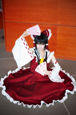 hakurei reimu by matsuko
touhou cosplay pictures  