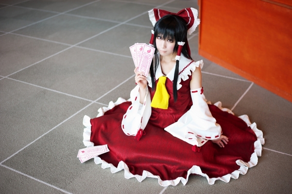 hakurei reimu by matsuko
touhou cosplay pictures  