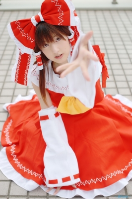 hakurei reimu by nagisa
touhou cosplay pictures  