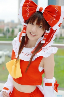 hakurei reimu by nagisa
touhou cosplay pictures  