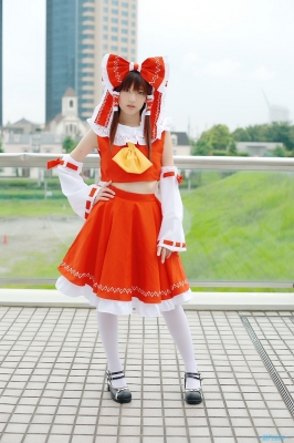 hakurei reimu by nagisa
touhou cosplay pictures  