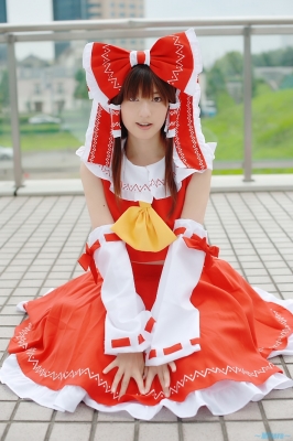 hakurei reimu by nagisa
touhou cosplay pictures  