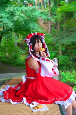 hakurei reimu by riyo
touhou cosplay pictures  