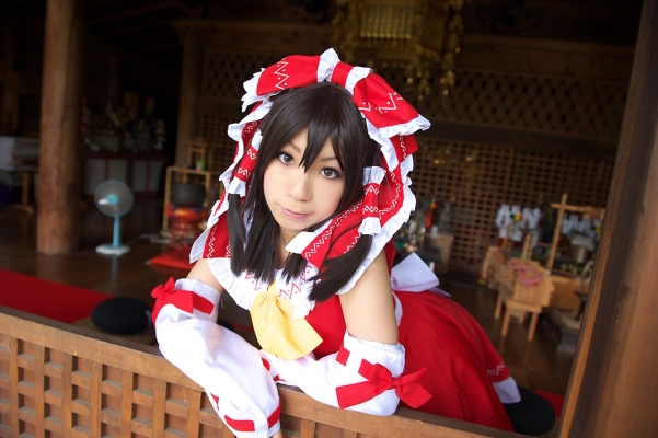 hakurei reimu by riyo
touhou cosplay pictures  