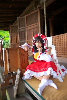 hakurei reimu by riyo
touhou cosplay pictures  