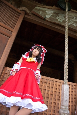 hakurei reimu by riyo
touhou cosplay pictures  