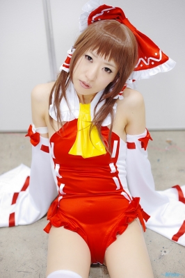 hakurei reimu by sakura chii
touhou cosplay pictures  