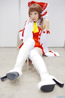 hakurei reimu by sakura chii
touhou cosplay pictures  