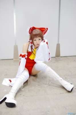 hakurei reimu by sakura chii
touhou cosplay pictures  