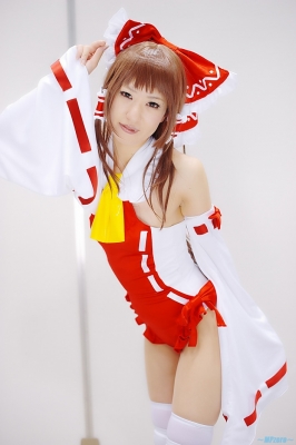 hakurei reimu by sakura chii
touhou cosplay pictures  