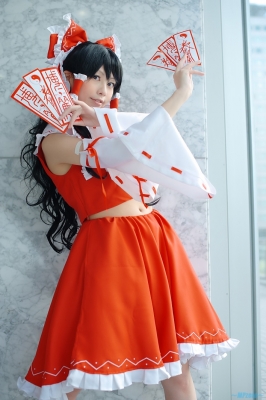 hakurei reimu by sakura chii
touhou cosplay pictures  