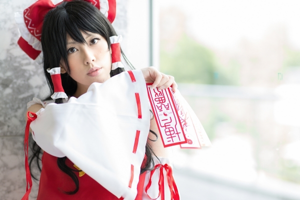 hakurei reimu by sakura chii
touhou cosplay pictures  